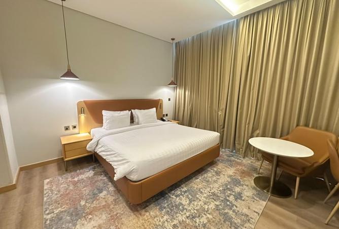 Fully Furnished ST/ Huge Layout / Balcony