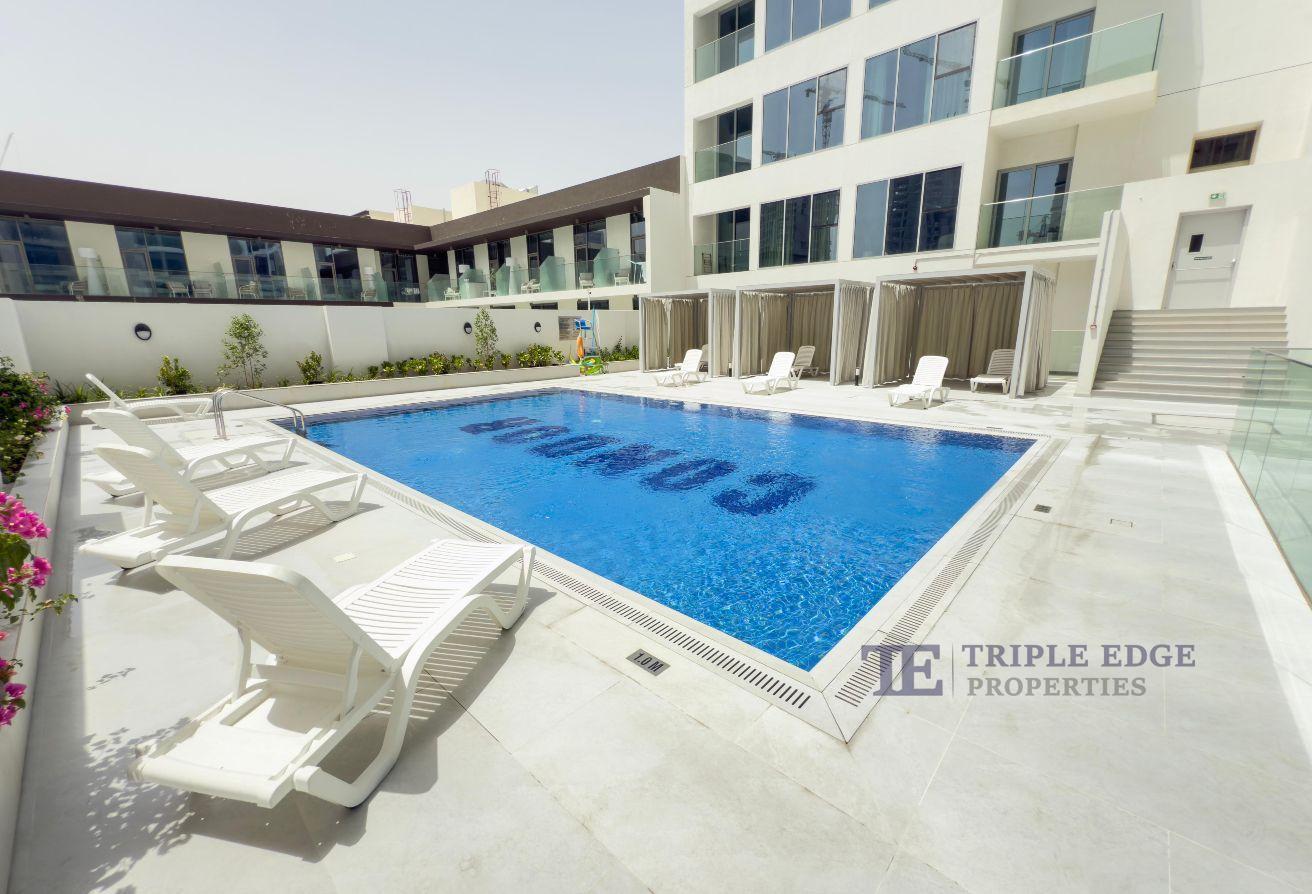 Furnished/multiple cheques/bright unit photo 17