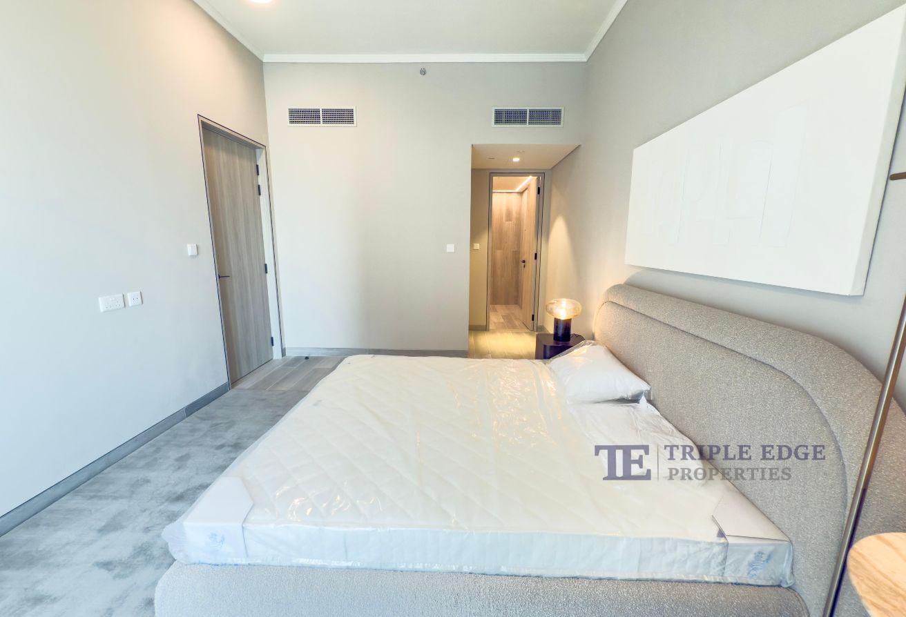 Furnished/multiple cheques/bright unit photo 6