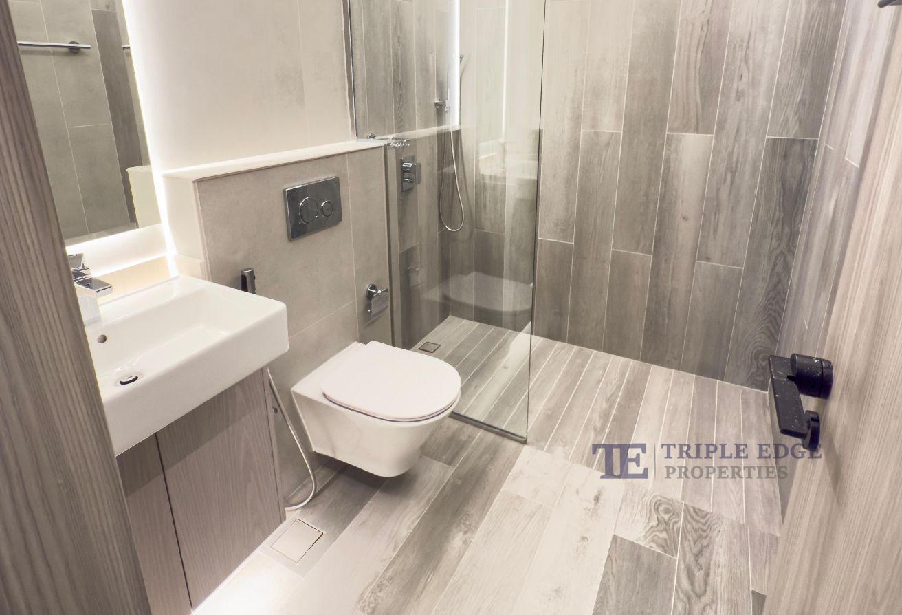 Furnished/multiple cheques/bright unit photo 10
