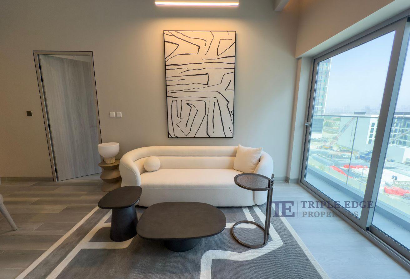 Furnished/multiple cheques/bright unit photo 2