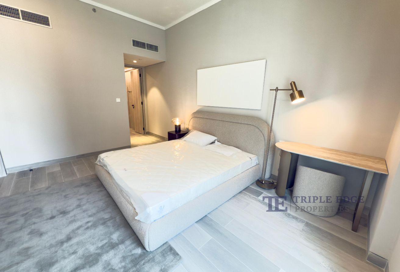 Furnished/multiple cheques/bright unit photo 8