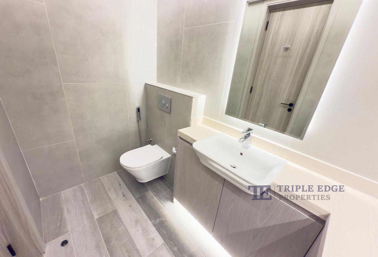 Furnished/multiple cheques/bright unit photo 9