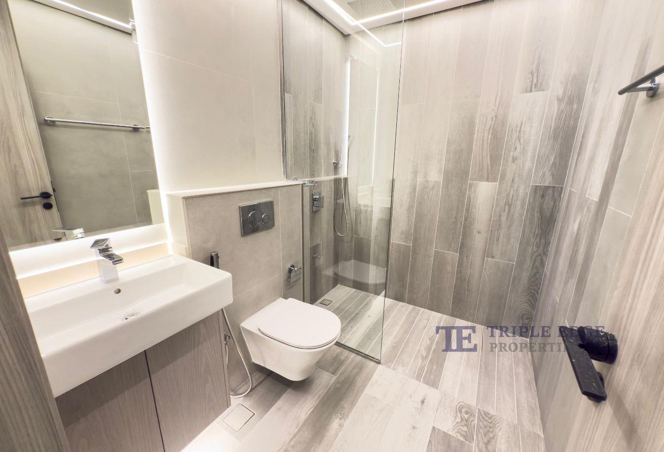 Furnished/multiple cheques/bright unit photo 11