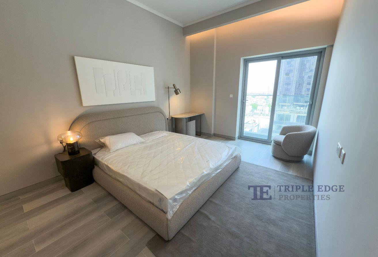 Furnished/multiple cheques/bright unit photo 7