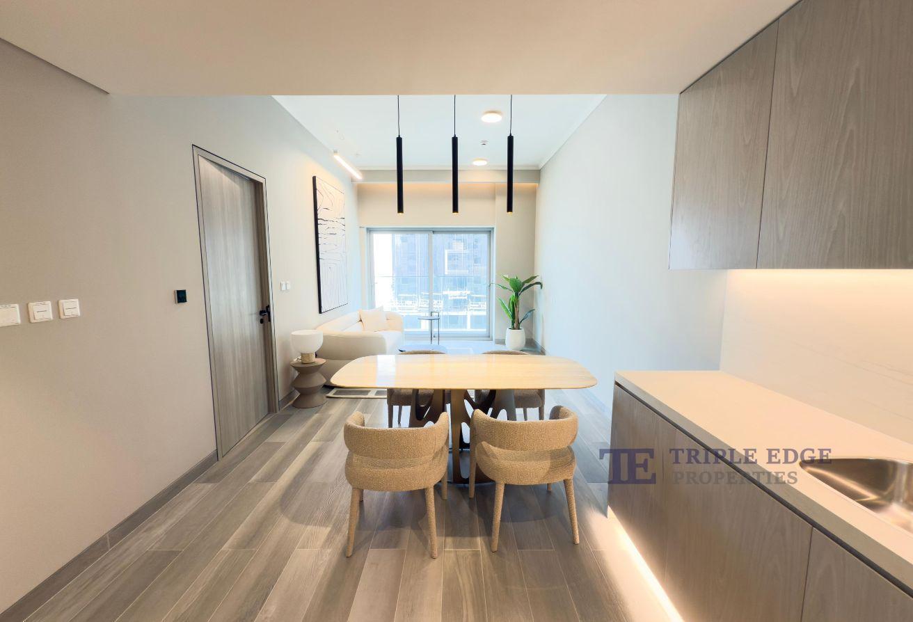 Furnished/multiple cheques/bright unit photo 4