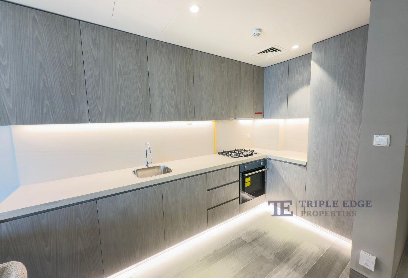 Furnished/multiple cheques/bright unit photo 5
