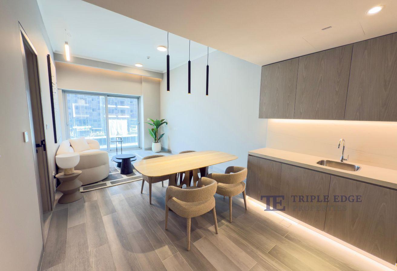 Furnished/multiple cheques/bright unit photo 3