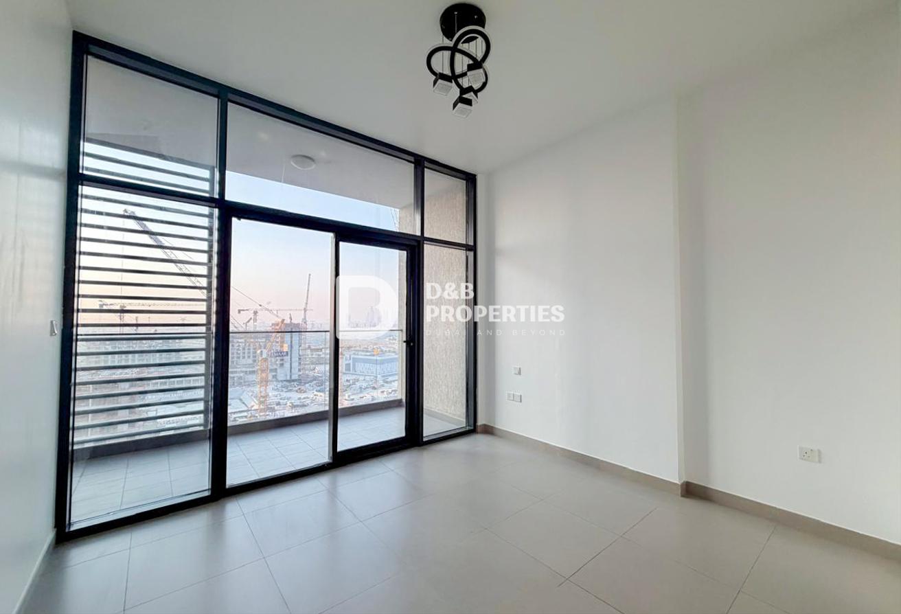Available Now | High Floor | Large Layout photo 5