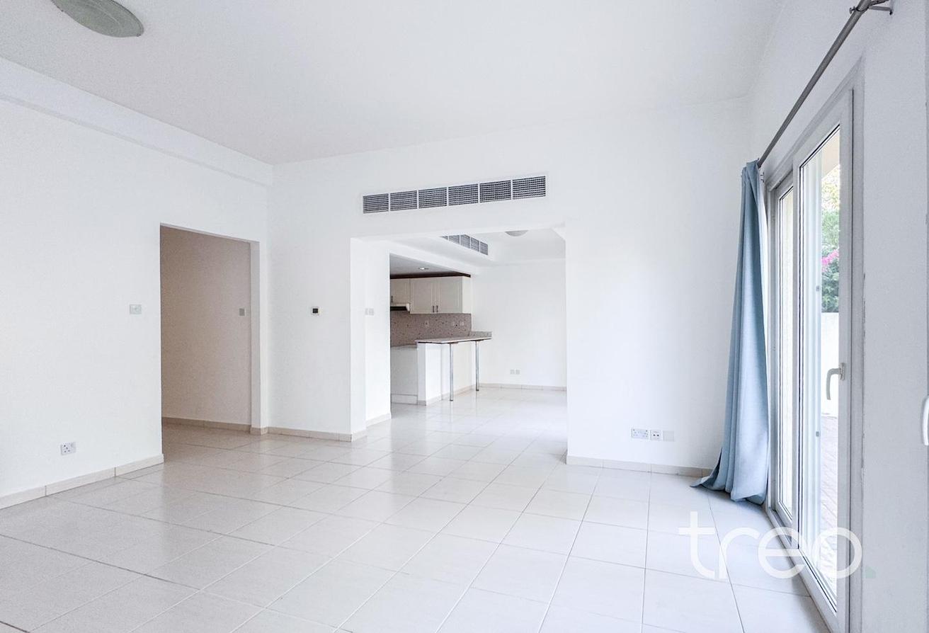 2M | Well Maintained | Landscaped Garden photo 2