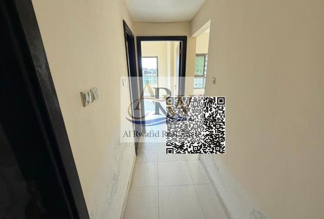 غرفة وصاله بها حمامين وغرفة مكتب في مدينه الامارات