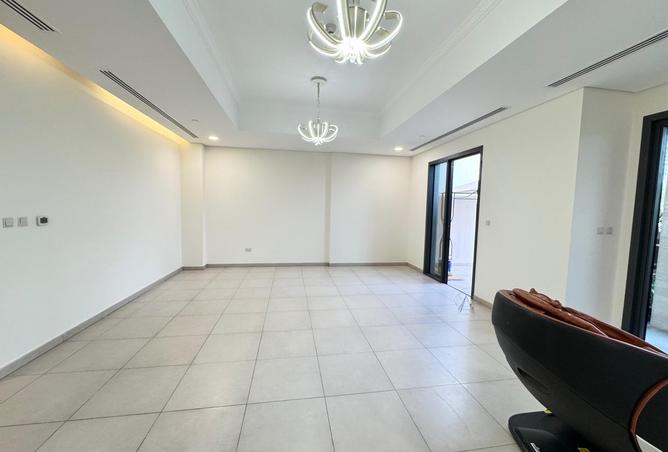 Spacious 3 BR Duplex on Janayen Avenue: Unfurnished Gem