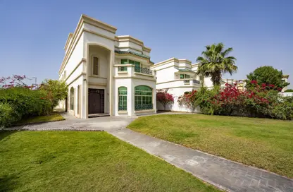 Villa - 5 Bedrooms - 6 Bathrooms for rent in Jumeirah 1 - Jumeirah - Dubai