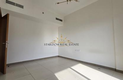 متجر - استوديو - 1 حمام للايجار في اكس 17 - طراز إنجليزي - المدينة العالمية - دبي