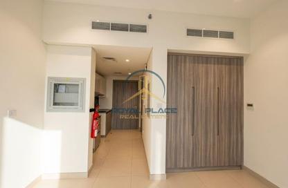 Apartment - Studio - 1 Bathroom for rent in Bin Suloom Building - Al Jaddaf - Dubai