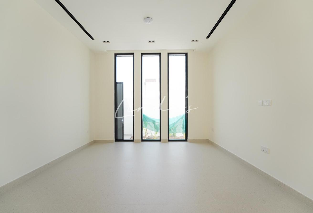 Modern I Custom Built I High Ceiling photo 8