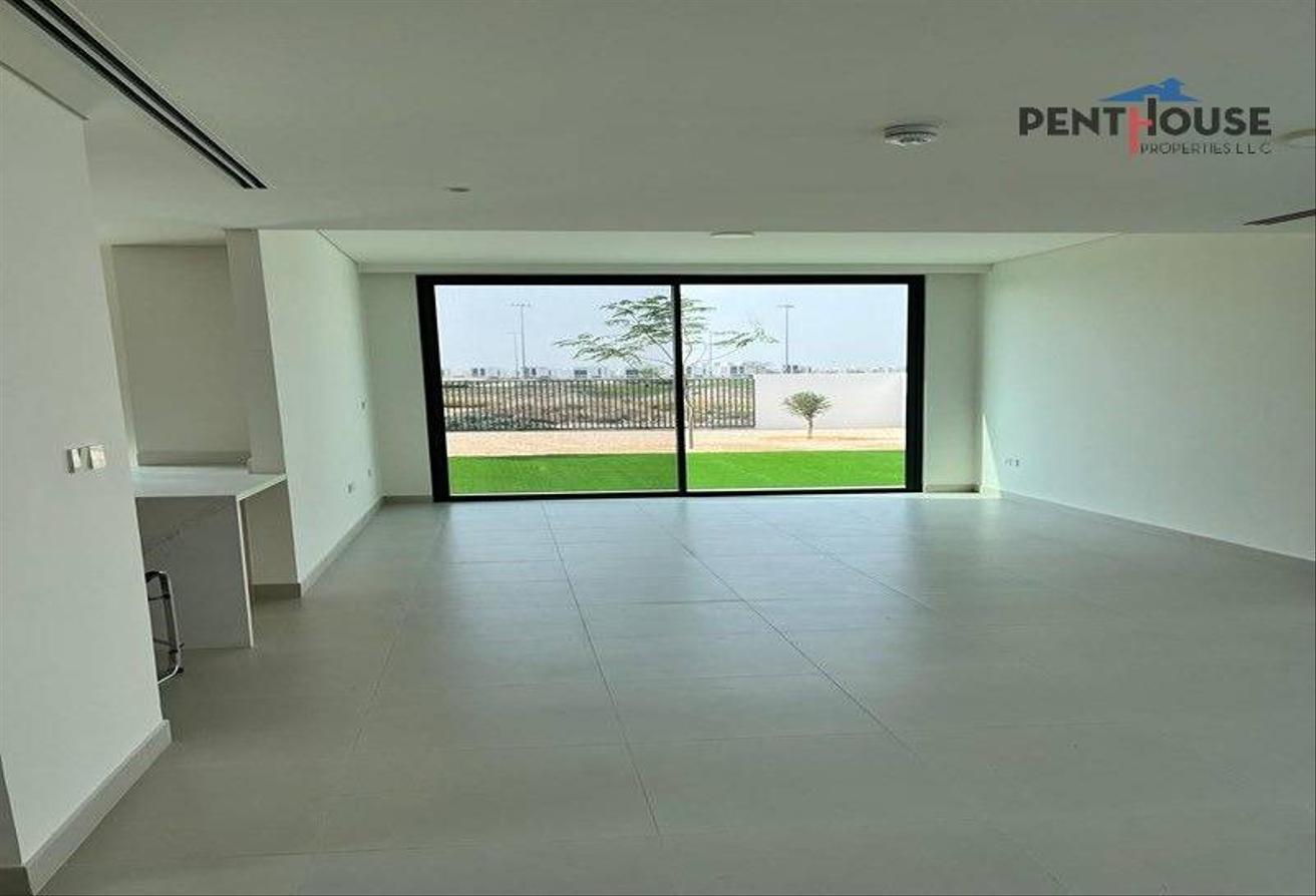 Golf Course Backing | Large Plot | Premium photo 6