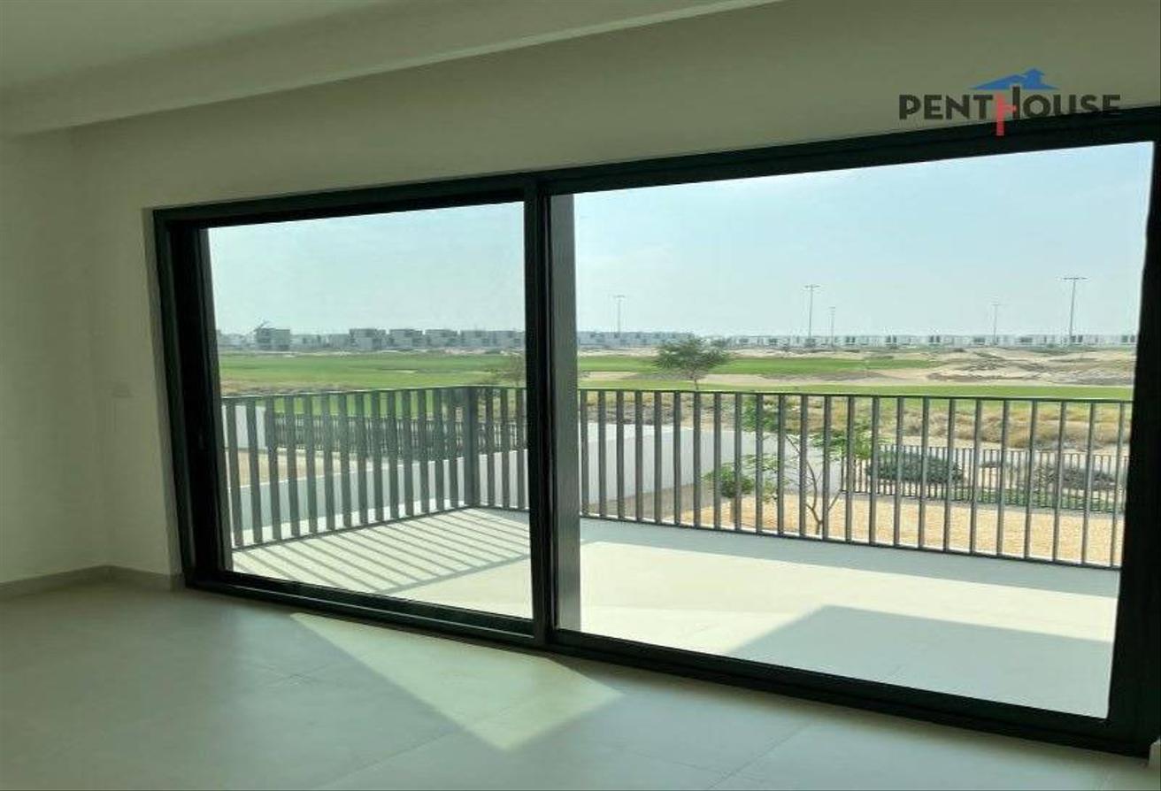 Golf Course Backing | Large Plot | Premium photo 4