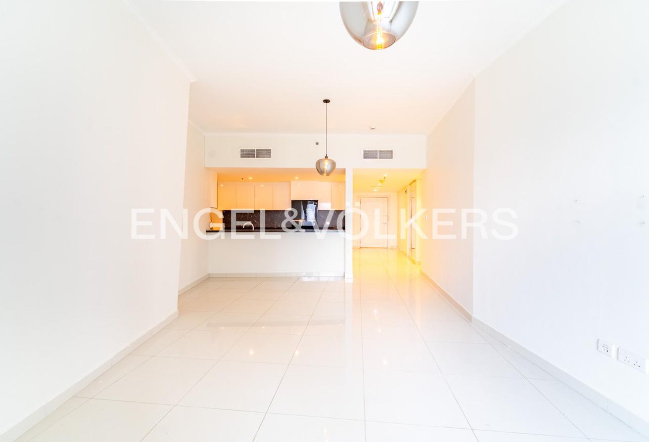 High floor | Unfurnished | Marina Bay View photo 6