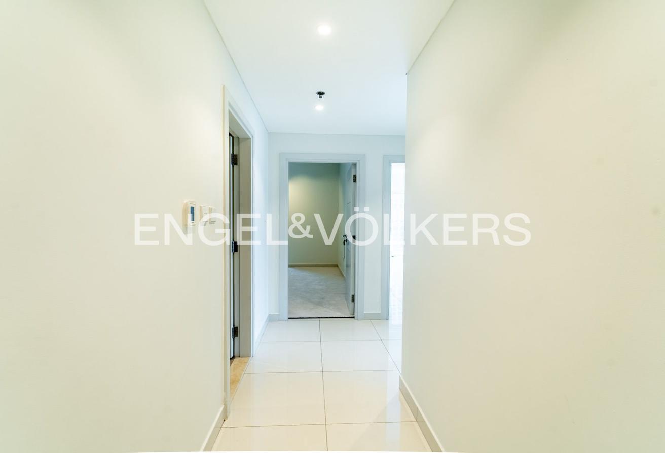 High floor | Unfurnished | Marina Bay View photo 9