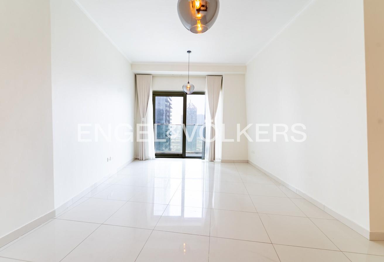 High floor | Unfurnished | Marina Bay View photo 5