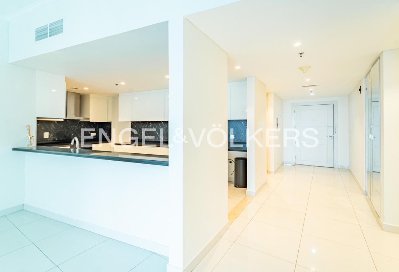 High floor | Unfurnished | Marina Bay View photo 4