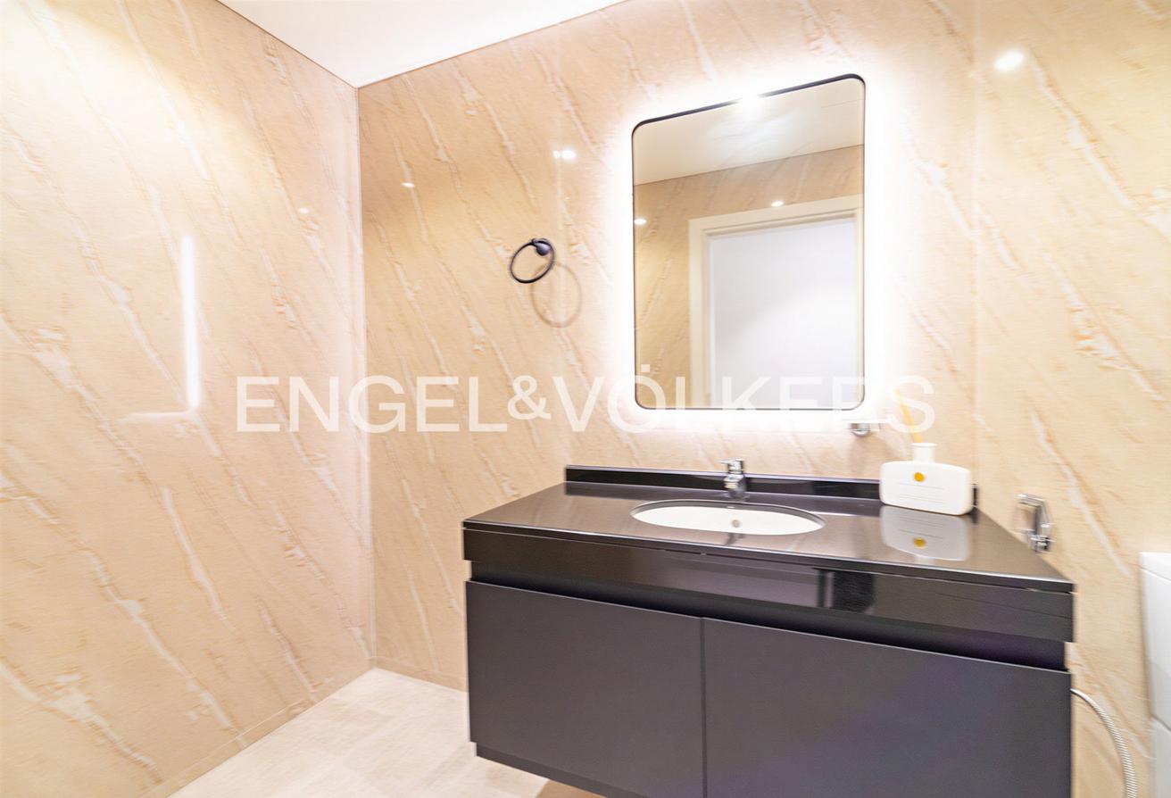 High floor | Unfurnished | Marina Bay View photo 13