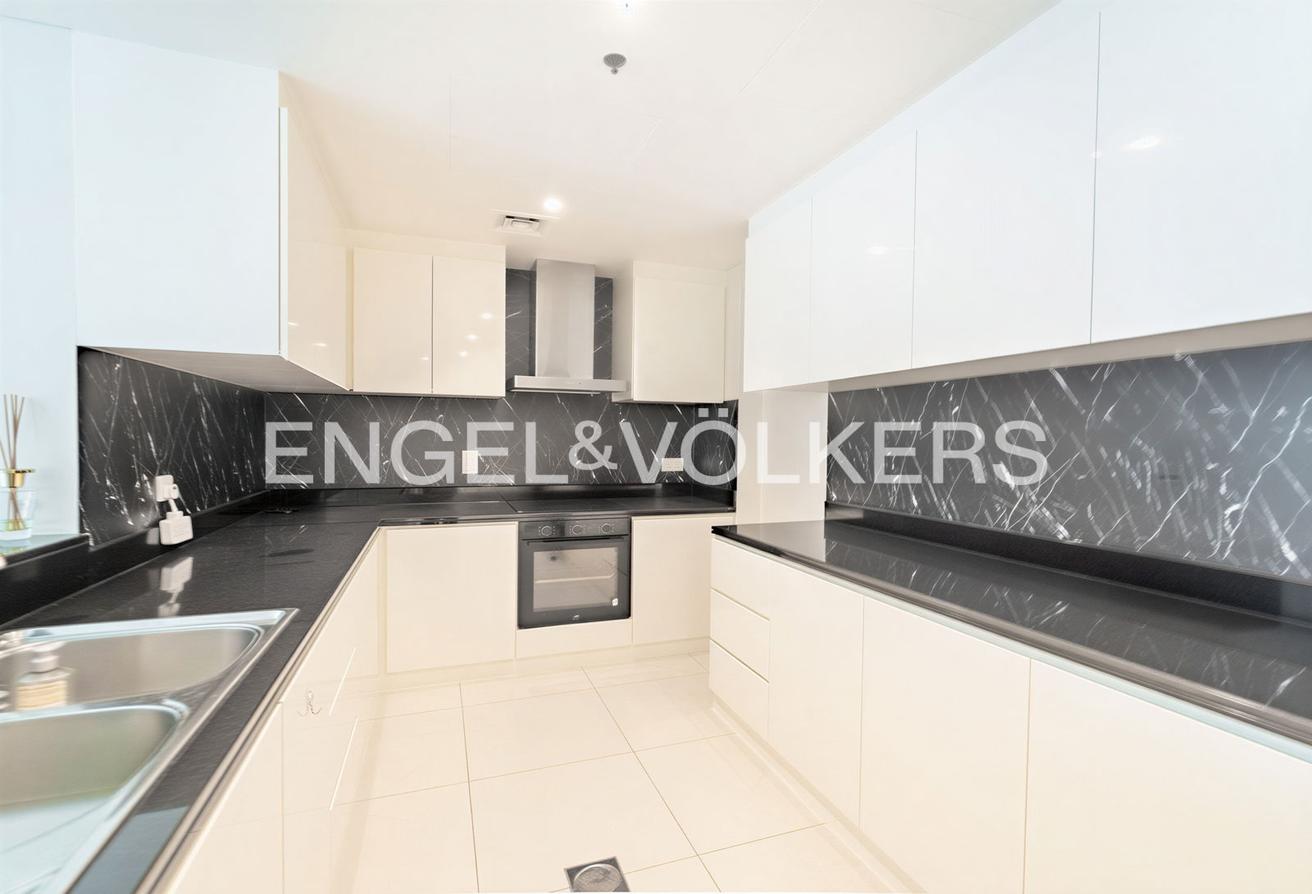 High floor | Unfurnished | Marina Bay View photo 7