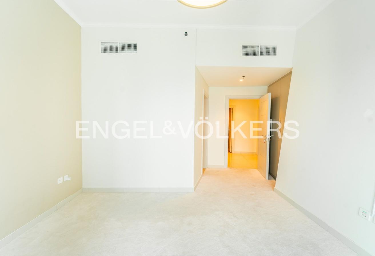 High floor | Unfurnished | Marina Bay View photo 11