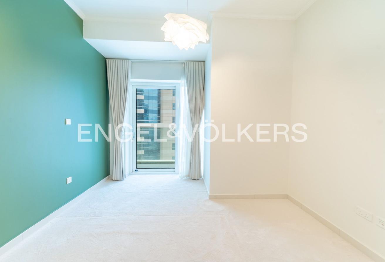 High floor | Unfurnished | Marina Bay View photo 14