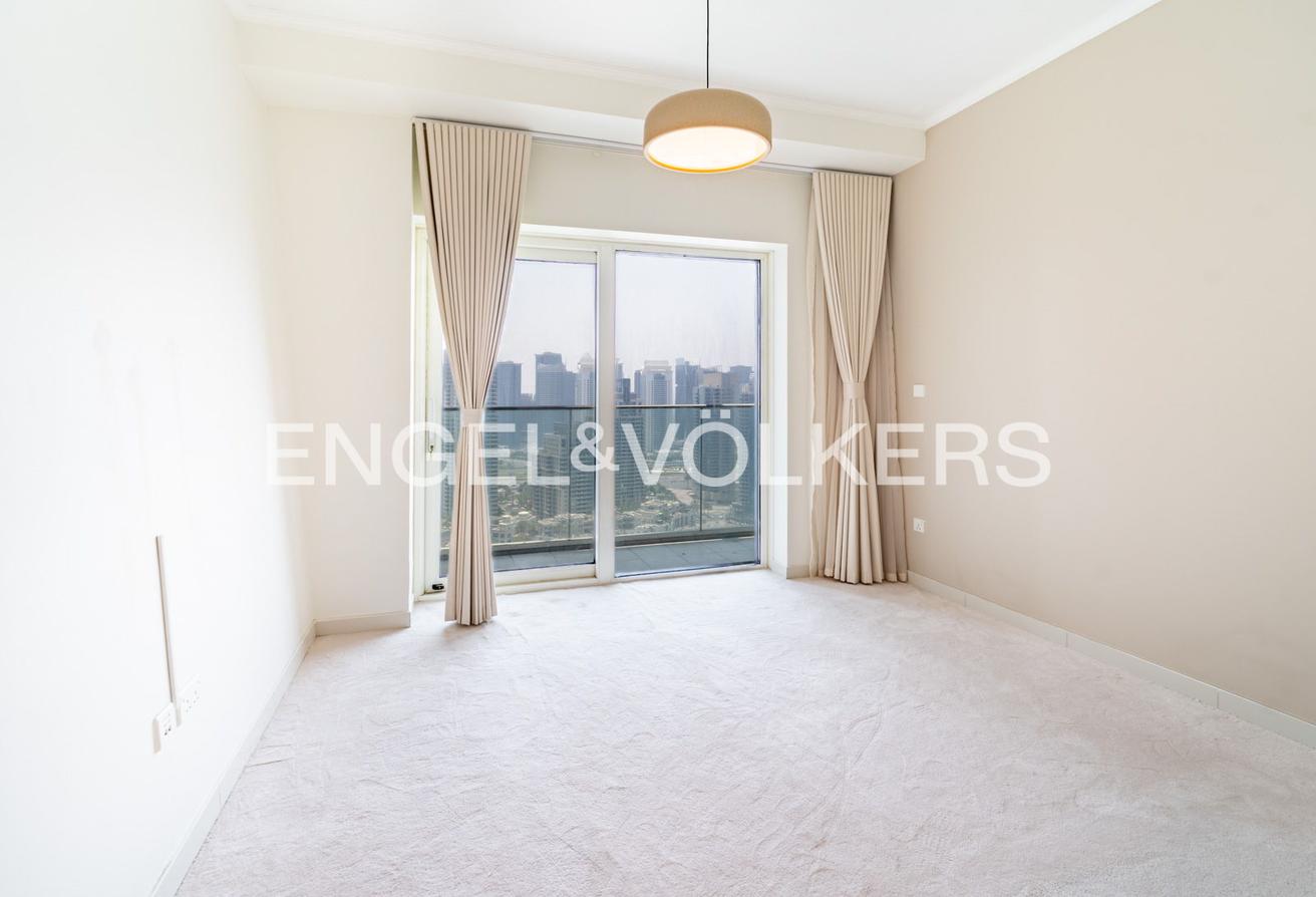 High floor | Unfurnished | Marina Bay View photo 10