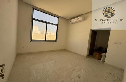 Villa - 4 Bedrooms - 5 Bathrooms for rent in Al Aweer 1 - Al Aweer - Dubai