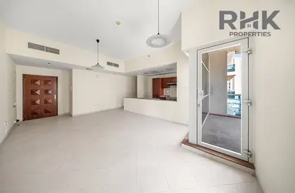 Apartment - 2 Bedrooms - 2 Bathrooms for rent in Cascades Tower - Dubai Marina - Dubai