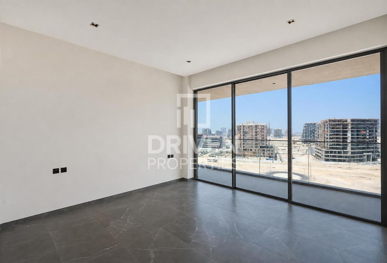 Corner Unit | Vacant | Spacious with Maid Room photo 6