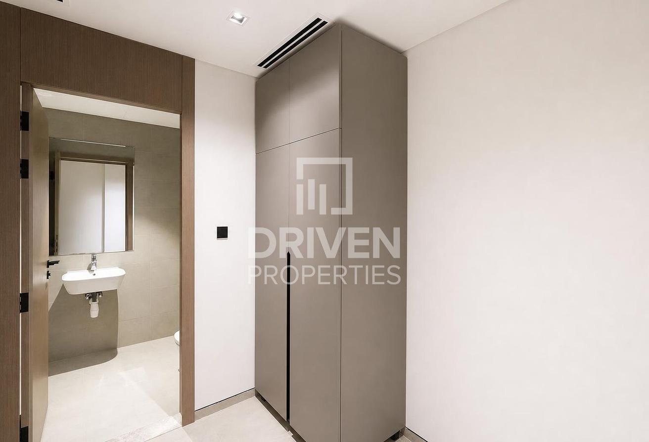 Corner Unit | Vacant | Spacious with Maid Room photo 9