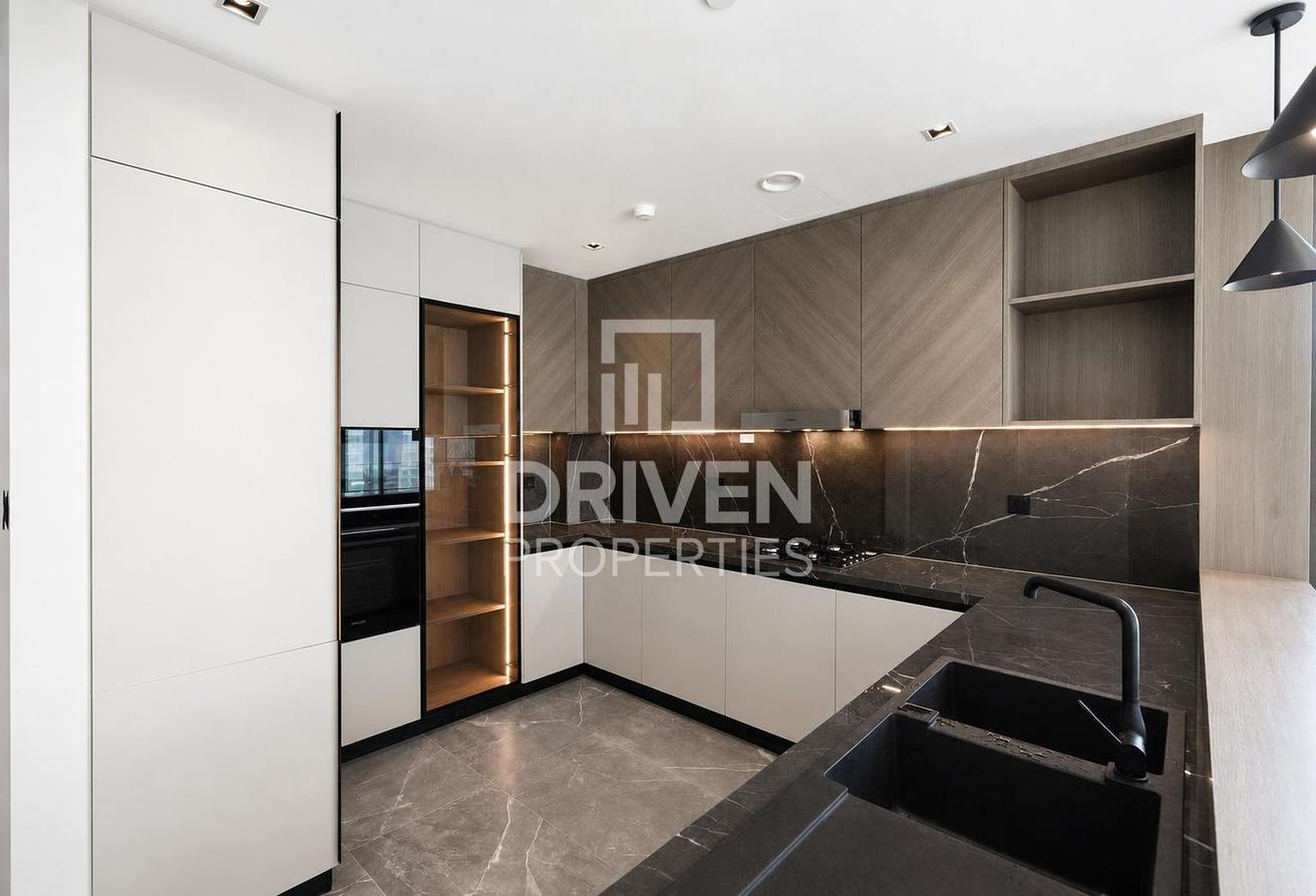 Corner Unit | Vacant | Spacious with Maid Room photo 4