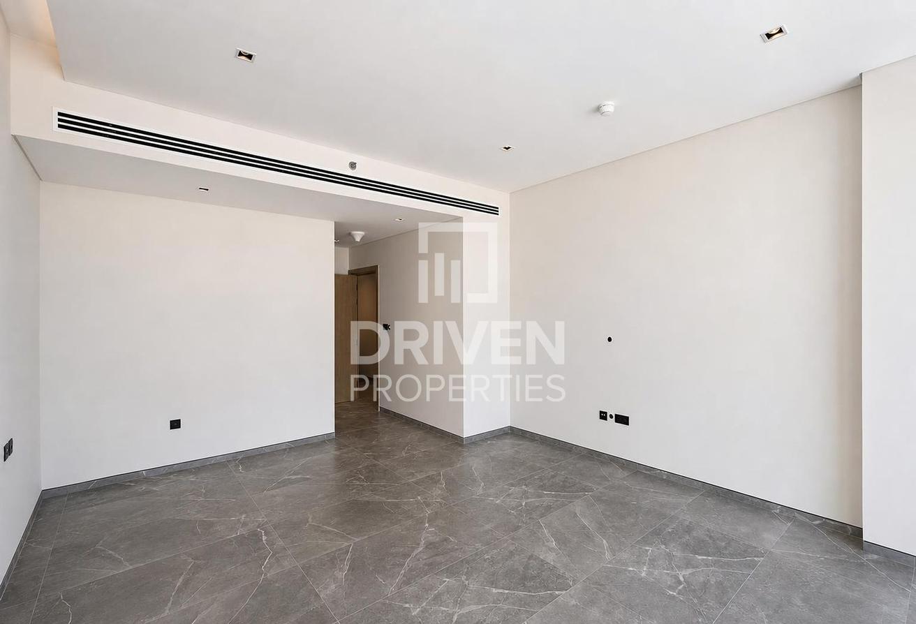 Corner Unit | Vacant | Spacious with Maid Room photo 8
