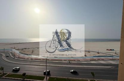 شقة - 2 غرف نوم - 2 حمامات للايجار في برج الكورنيش - طريق كورنيش عجمان - عجمان