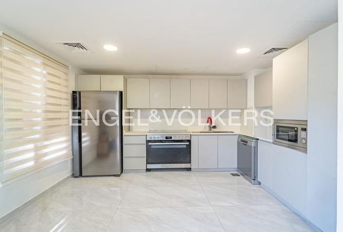 2-bed villa in Springs 1 · Furnished · Upgraded — photo 3