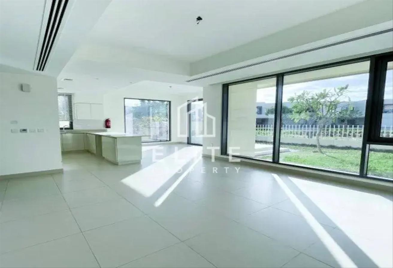 CLOSE TO POOL | GREENBELT | LANDSCAPED photo 3