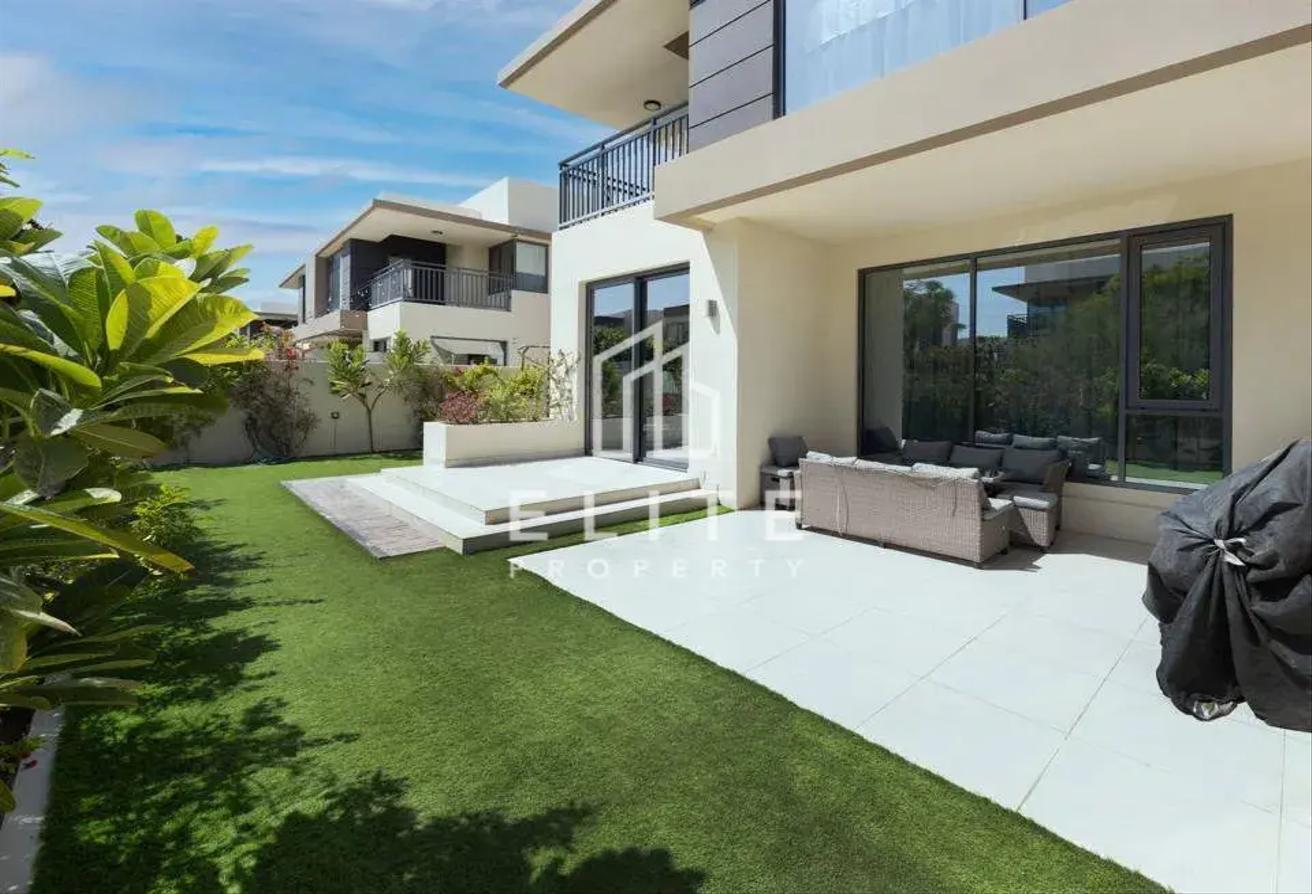 CLOSE TO POOL | GREENBELT | LANDSCAPED photo 2