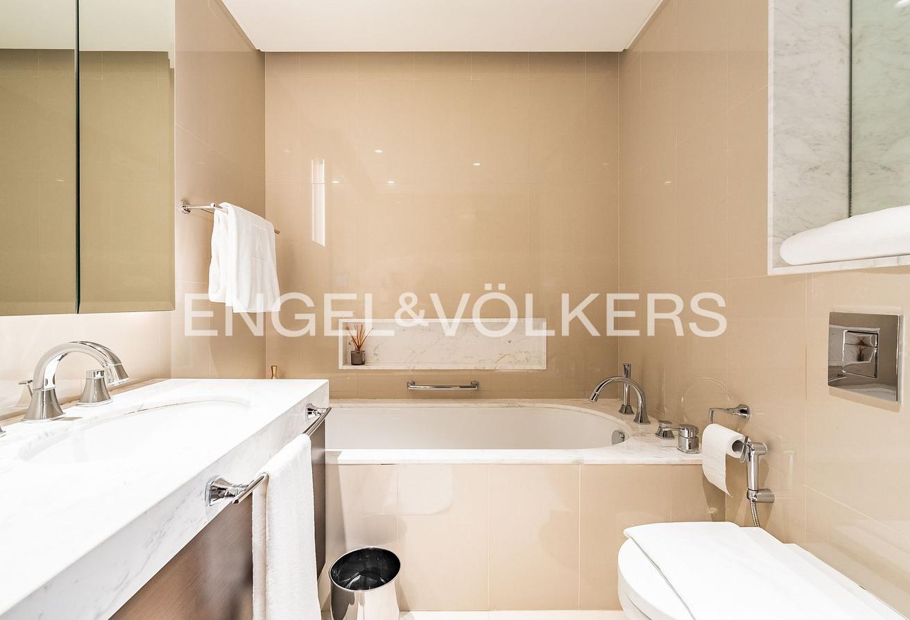 Burj Khalifa View | Luxurious | Dubai Mall Access photo 23