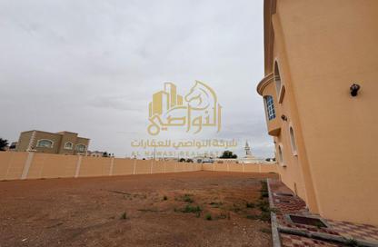 دوبلكس - 8 غرف نوم - 8 حمامات للايجار في النايفه - الهيلي - العين