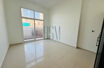 شقة - 2 غرف نوم - 3 حمامات للايجار في بناية رويال جي في سي - الضاحية 10 - قرية جميرا الدائرية - دبي