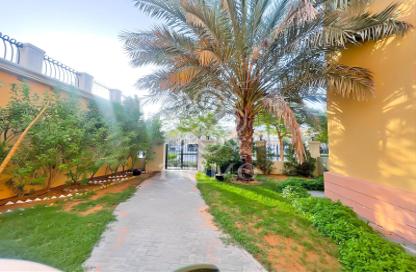 Villa - 5 Bedrooms - 6 Bathrooms for rent in District 1 - Jumeirah Park - Dubai