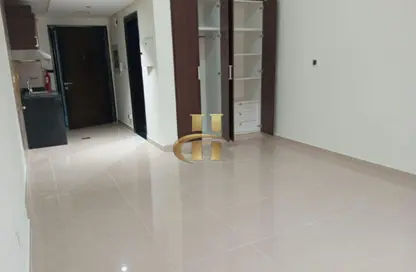 شقة - 1 حمام للايجار في بناية رويال جي في سي - الضاحية 10 - قرية جميرا الدائرية - دبي