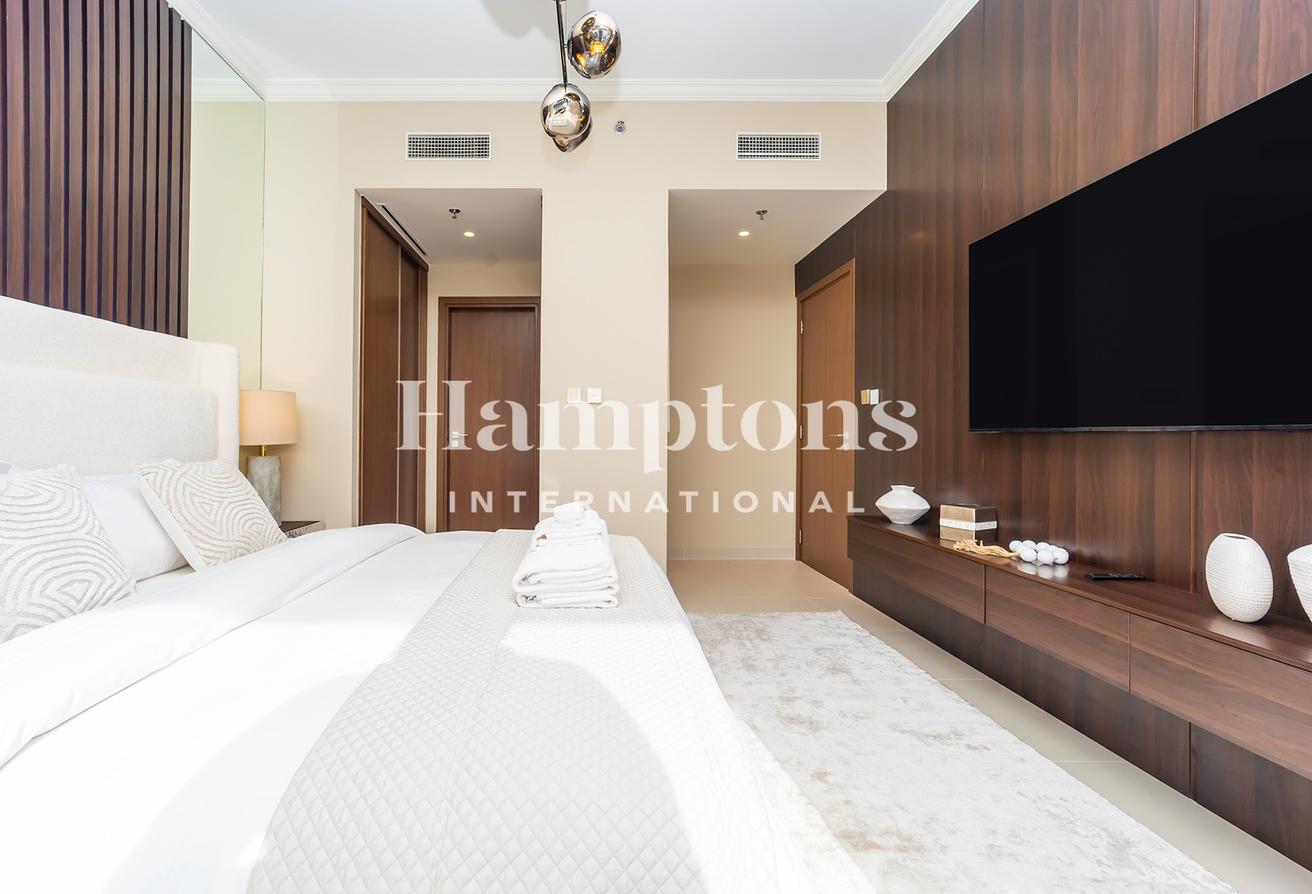 Fully Upgraded- Furnished | Dual Views | Bright photo 12