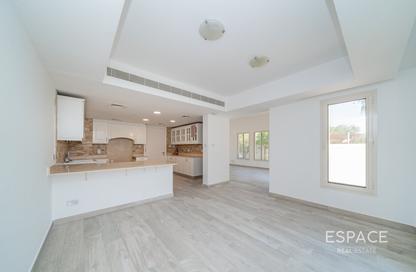 Townhouse - 3 - 2 for rent in Forat - The Lakes - Dubai
