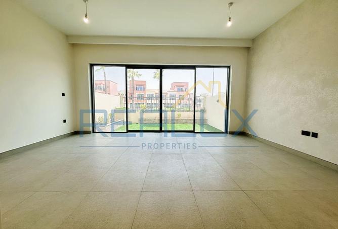 Single Row | Landscaped Garden | Steps to lagoon — photo 3