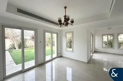 فيلا - 3 غرف نوم - 4 حمامات للبيع في الينابيع 10 - الينابيع - دبي